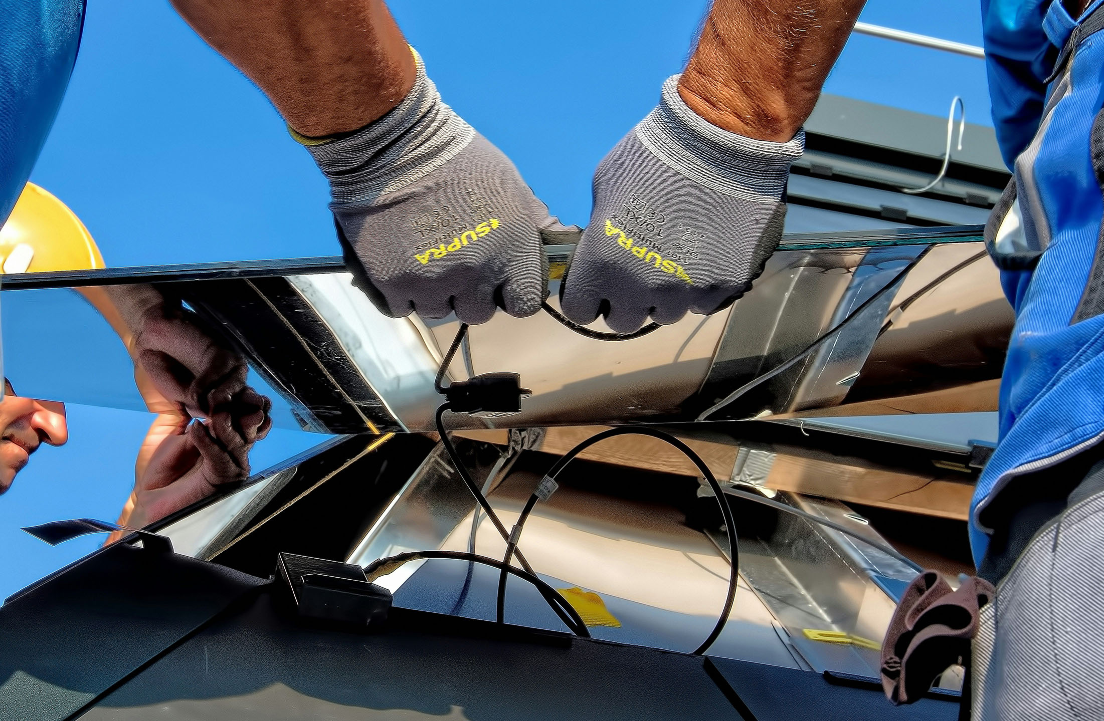 Installation eines Solarmoduls als Teil nachhaltiger Energielösungen in Berlin Brandenburg – Energietechnik von OKW Works.